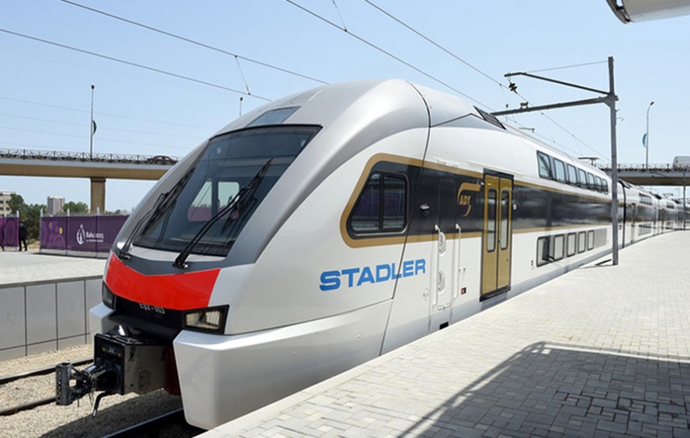 Encore un train électrique à deux étages importé en Azerbaïdjan