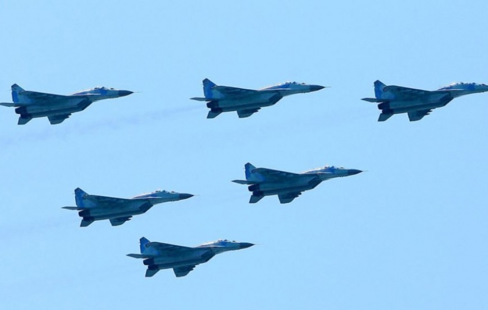 Les forces aériennes réalisent des vols d'entraînement