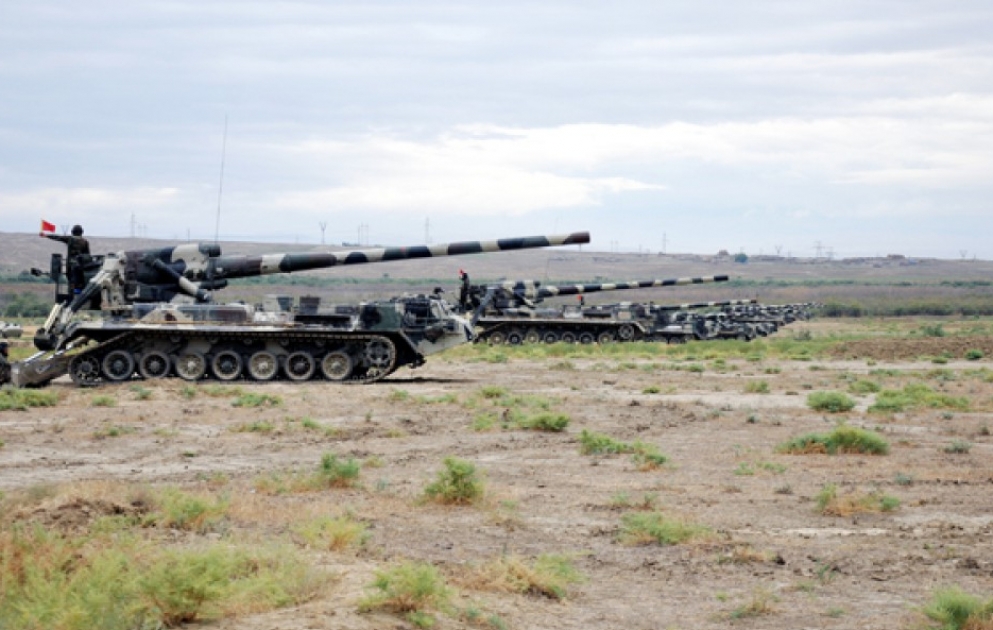 Des exercices pratiques des corps de roquette et d'artillerie