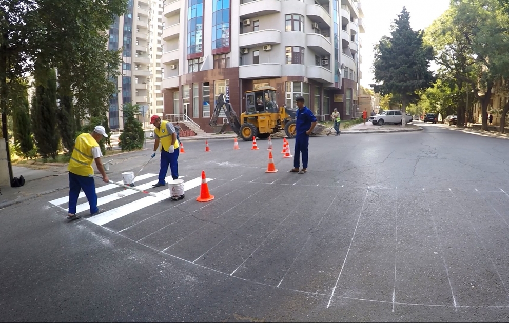 Piyada zolaqlarının rənglənməsinə start verilib