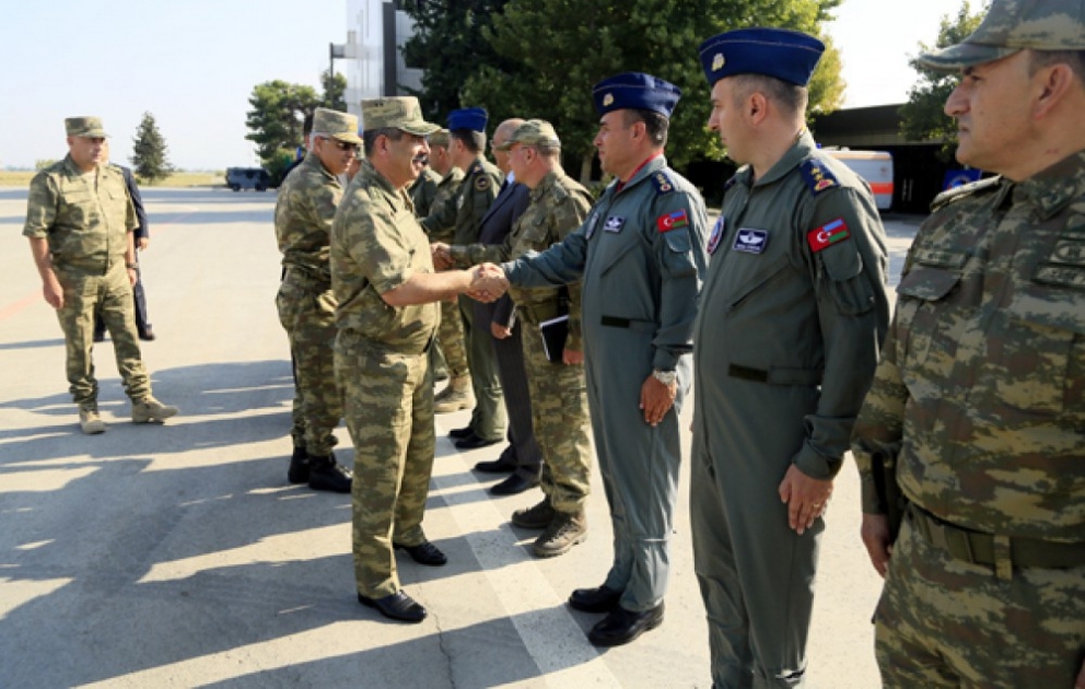 Министр обороны Азербайджана провел осмотр боевой авиации