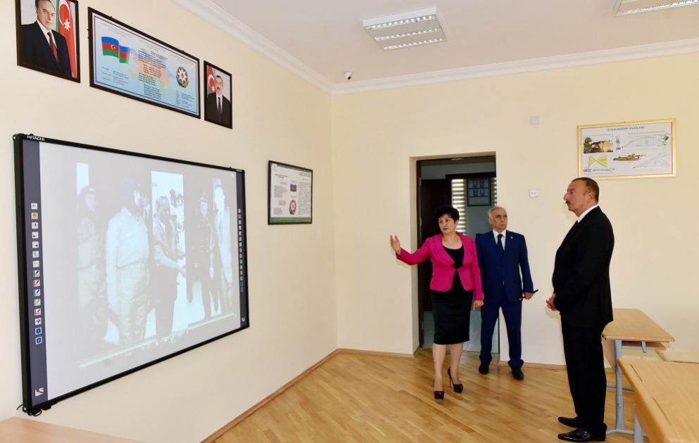 Prezident İlham Əliyev Bakının Səbail rayonundakı 189-190 nömrəli orta məktəbdə yaradılan şəraitlə tanış olub