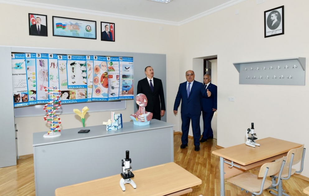 Paytaxtın Yasamal rayonundakı Fizika, Riyaziyyat və İnformatika Təmayüllü Liseyin binası əsaslı surətdə yenidən qurulub Prezident İlham Əliyev görülən işlərlə tanış olub