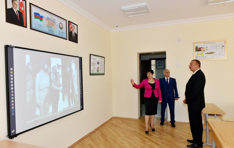 Le président Ilham Aliyev a visité l'école №189-190 à Bakou après les travaux de reconstruction