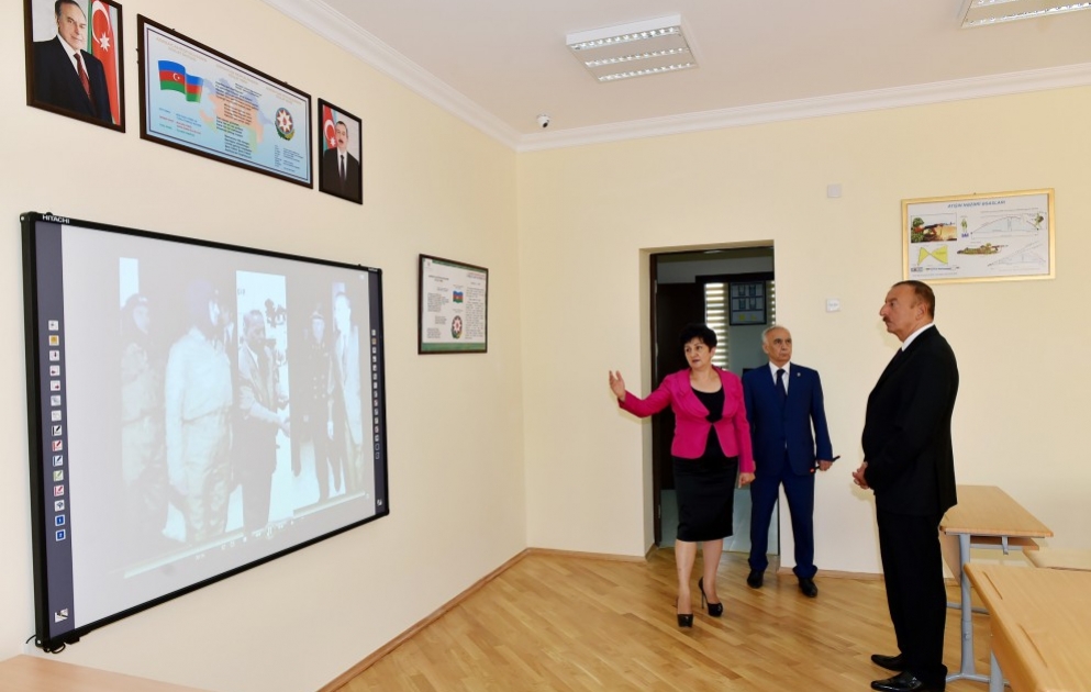 Aserbaidschans Präsident besucht im Sabayil Rayon von Baku die Mittelschule Nr.189-190