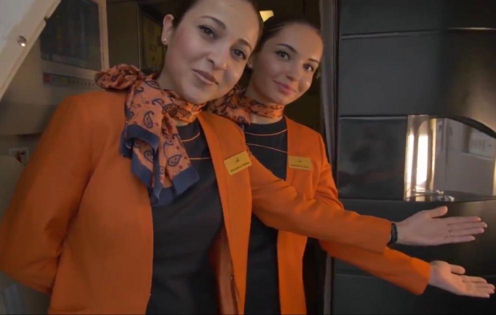 AZAL объявил прием документов среди девушек на должность бортпроводника