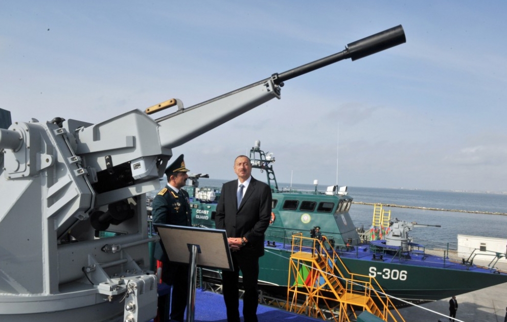 Präsident Ilham Aliyev besichtigt neue Fregatte der zweiten Klasse der Küstenwache des Staatlichen Grenzschutzdienstes