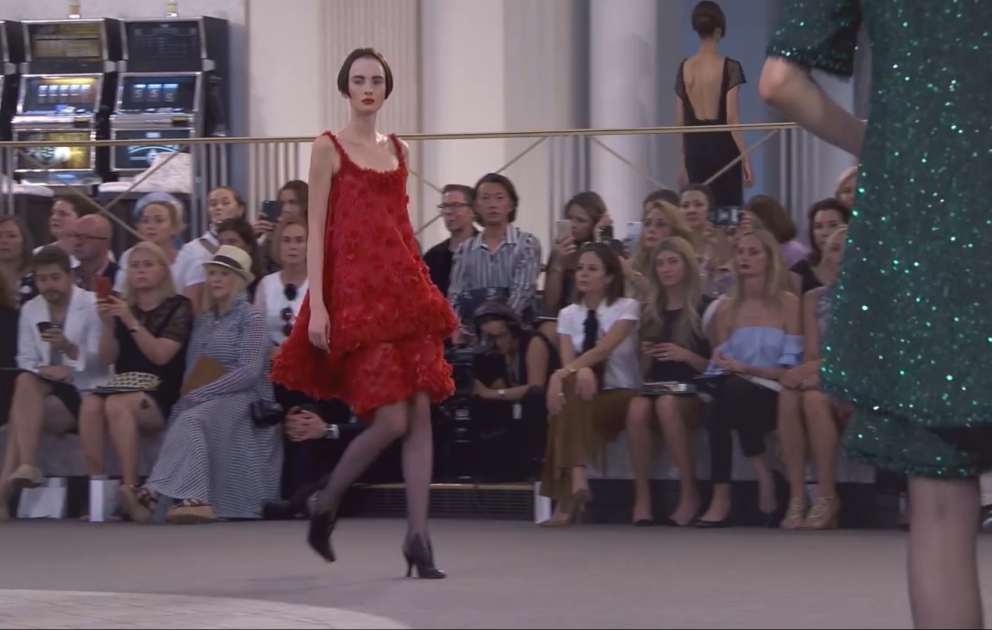 Так изготавливается коллекция одежды Chanel осень-зима 2015/16
