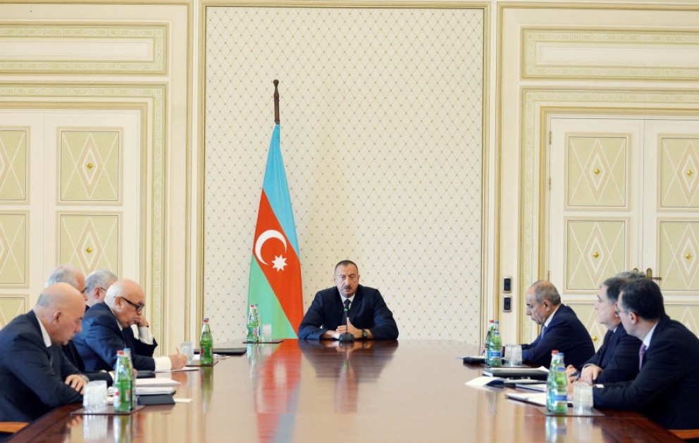 Prezident İlham Əliyevin yanında iqtisadi məsələlərə və 2016-cı ilin dövlət büdcəsinin hazırlığı işlərinə həsr edilmiş müşavirə keçirilib