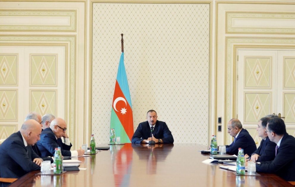 Le président Ilham Aliyev tient une réunion consacrée aux questions économiques et à la préparation du budget de l'Etat 2016