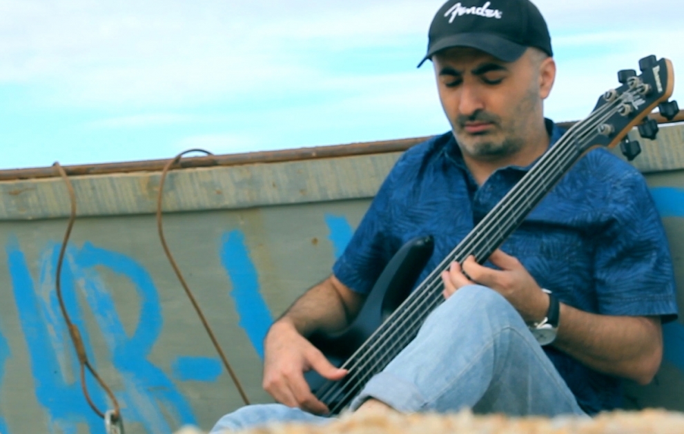 Əməkdar artist Ruslan Hüseynov Azərbaycanda ilk dəfə bass gitara üçün kompozisiya bəstələyib