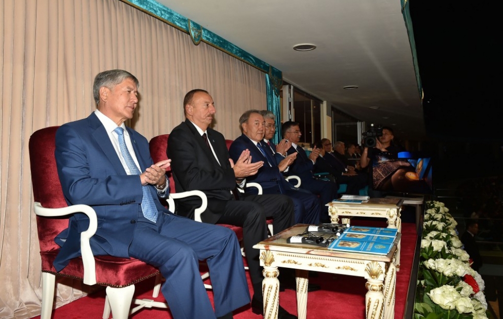 Aserbaidschans Präsident Ilham Aliyev hat sich in Astana ein Spektakel anlässlich des 550. Jahrestages des kasachischen Khanats angesehen