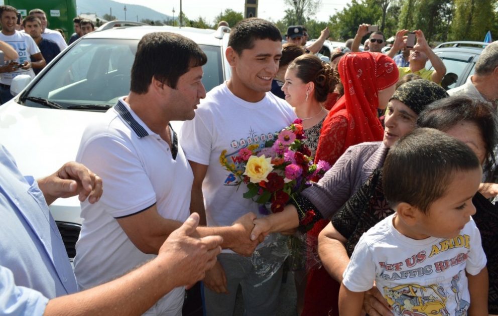 Güləş üzrə dünya çempionu Rəsul Çunayev Balakəndə böyük coşqu ilə qarşılanıb