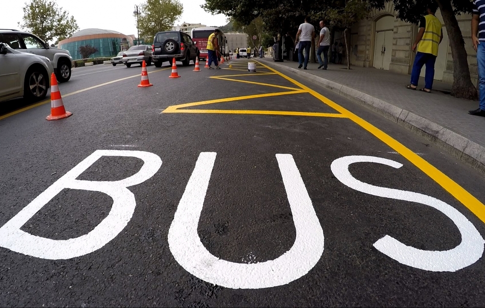 Avtobus dayanacaqlarına məlumatverici nişanlanma xətləri çəkilir