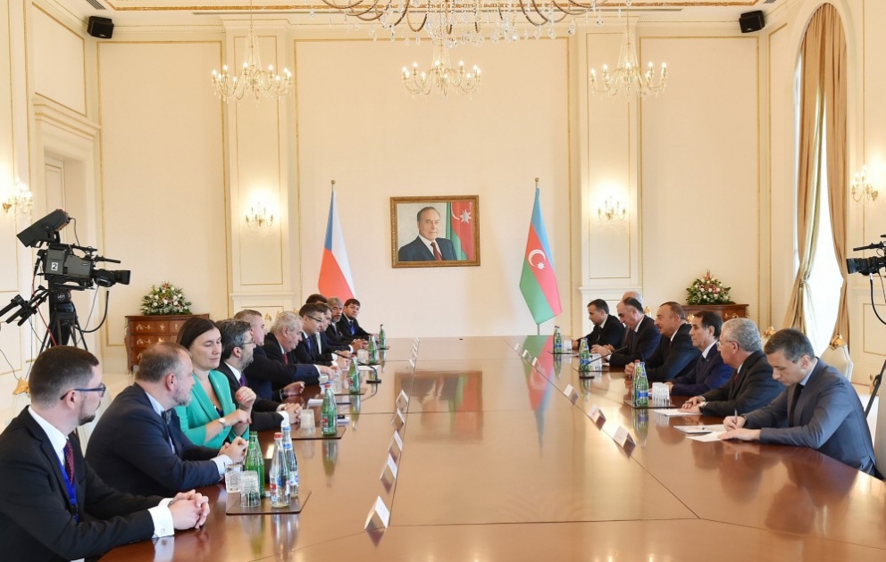 Entretien du président Ilham Aliyev et de son homologue tchèque Milos Zeman, en présence des délégations