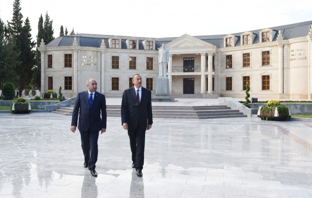 Le président azerbaïdjanais Ilham Aliyev se rend en visite à Kurdemir