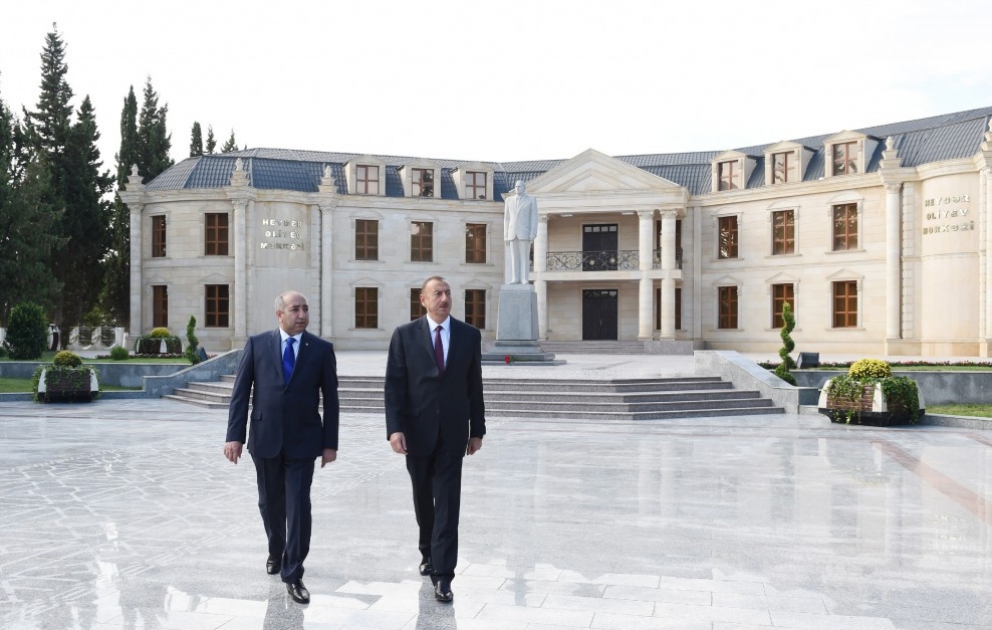 Aserbaidschans Präsident Ilham Aliyev zu einem Besuch im Rayon Kurdamir eingetroffen