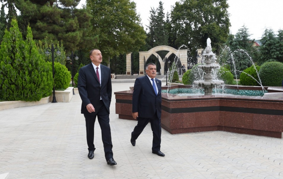 Besuch des Denkmals von großem Leader in Agsu
