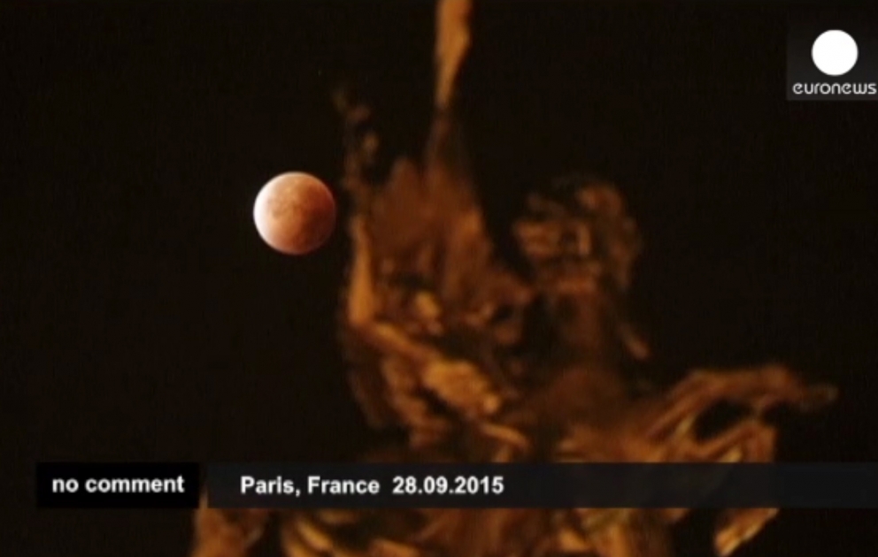 Ungewöhnlicher Anblick: Ein roter Mond am Nachthimmel