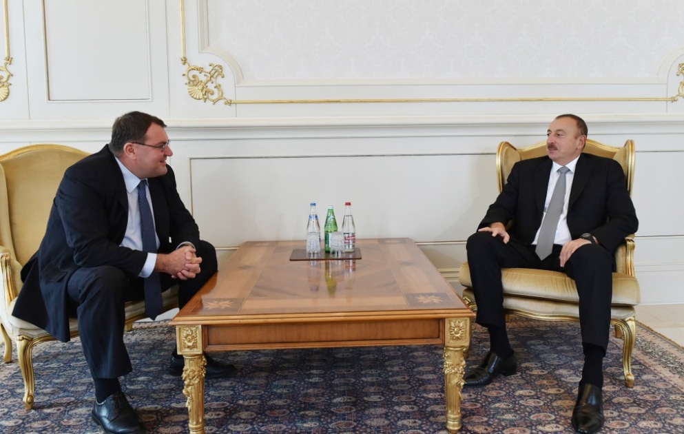 President Ilham Aliyev received the credentials of the newly-appointed Hungarian Ambassador