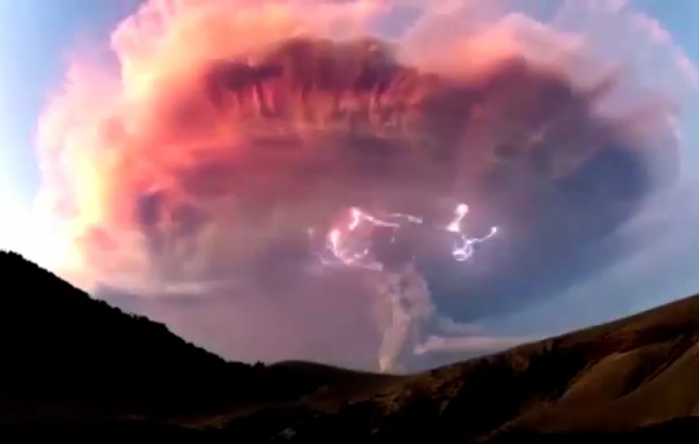 Aus der Vulkanasche in Patagonien entstandener ungewöhlicher Blitz