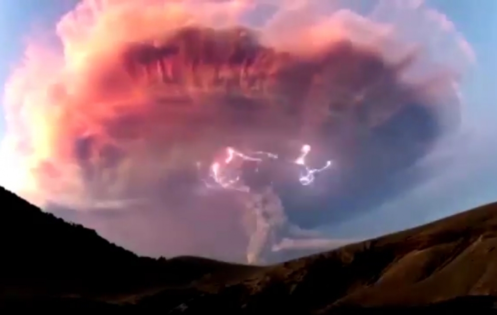 Super-charged volcanic ash cloud sparked by lightning in Patagonia
