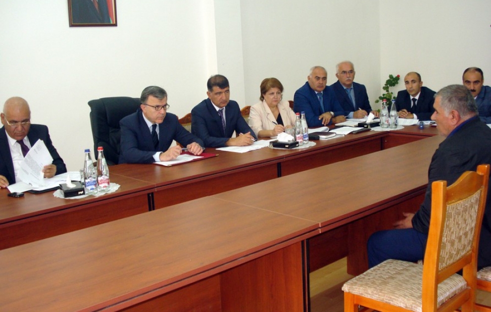 Ekologiya və təbii sərvətlər naziri Oğuzda vətəndaşların müraciətlərini dinləyib