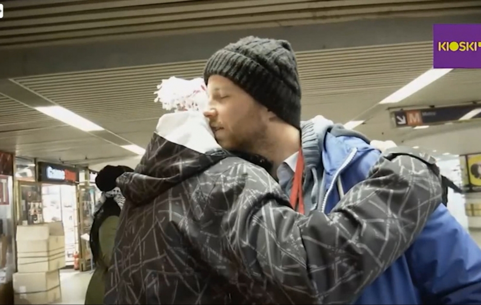 Social experiment in Finland: I am a muslim, hug me if you trust me