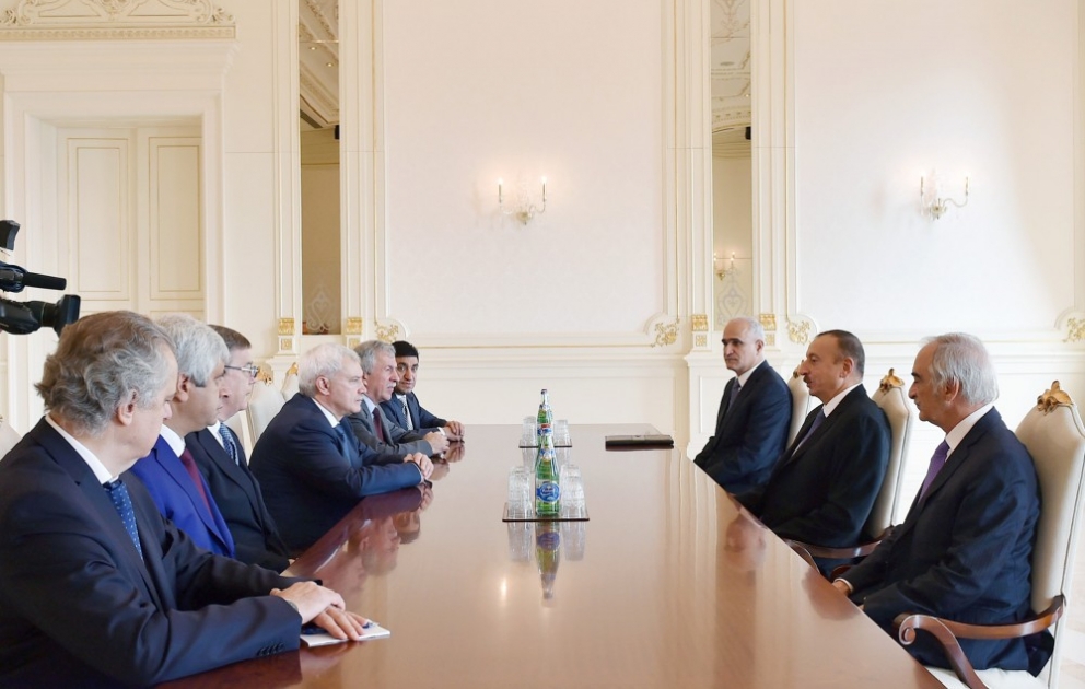 Präsident Ilham Aliyev hat eine Delegation um den Gouverneur der russischen Stadt St. Petersburg empfangen
