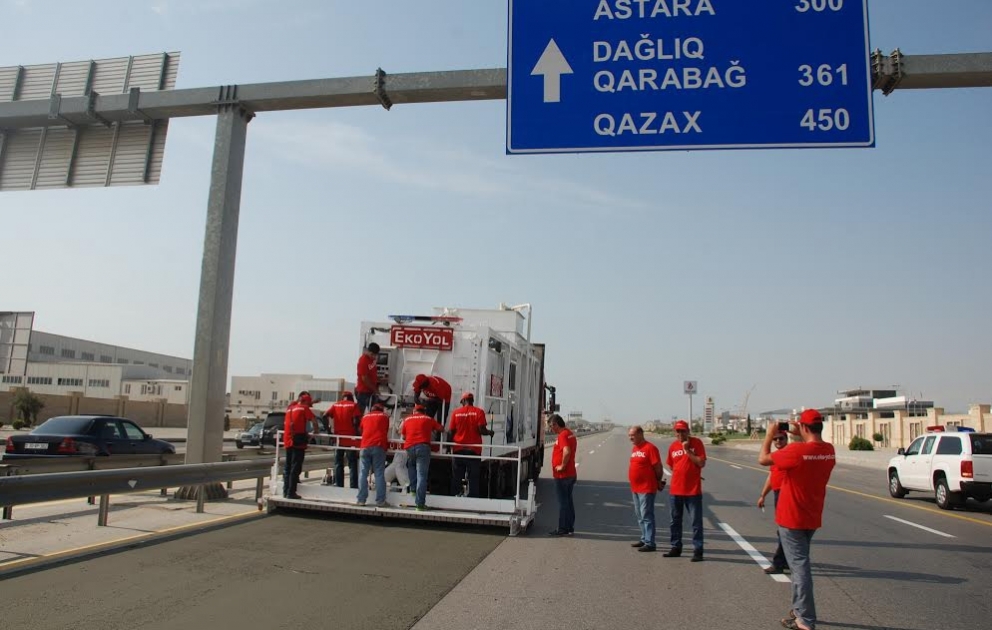 “Azəryolservis”dən yenilik: yollara xüsusi maddə çəkilir