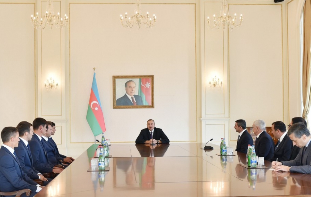 Treffen von Aserbaidschans Präsident Ilham Aliyev mit den Mitglieder der aserbaidschanischen Nationalmannschaft im Polosport
