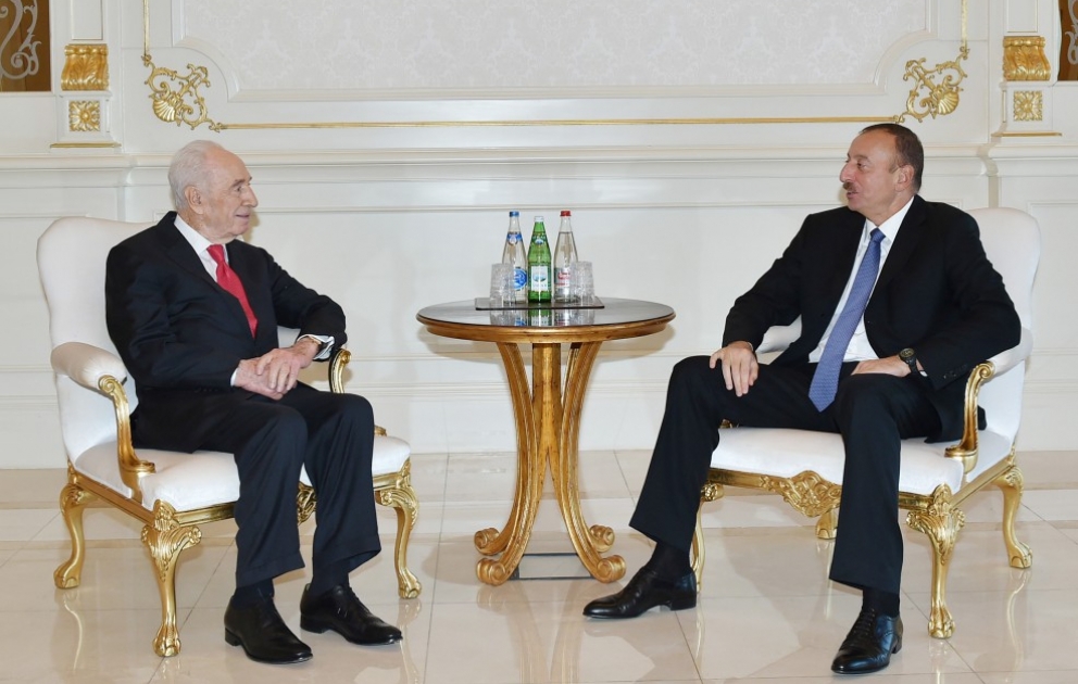 Aserbaidschans Präsident Ilham Aliyev hat den ehemaligen Präsidenten von Israel Shimon Peres empfangen