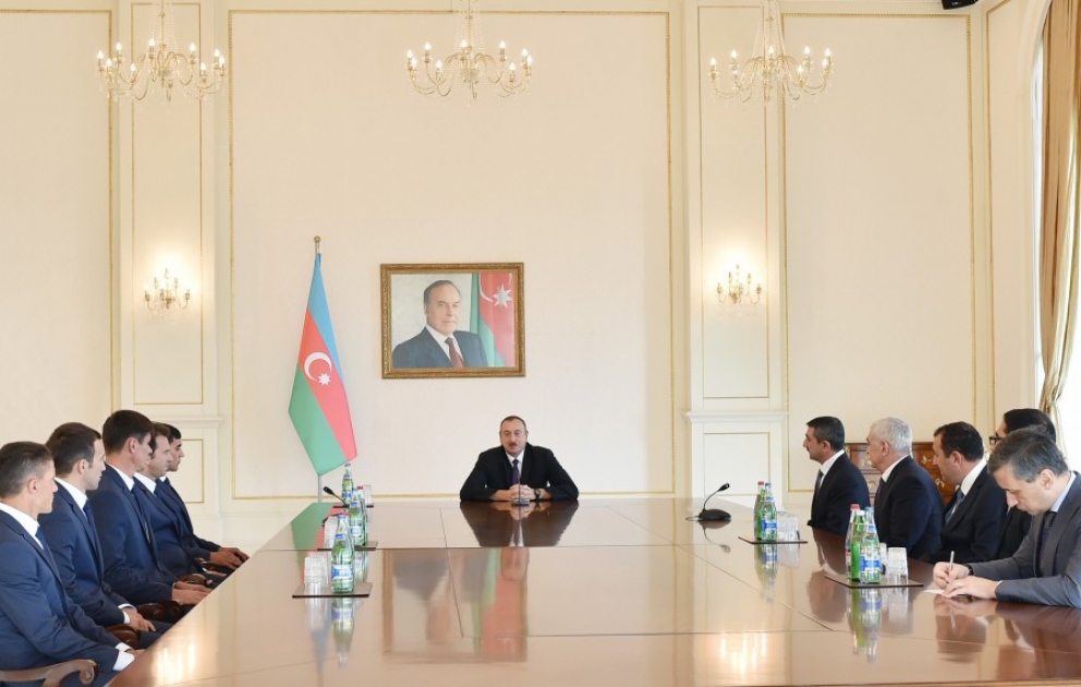 Le président Ilham Aliyev a rencontré les membres de l'équipe d'Azerbaïdjan de polo