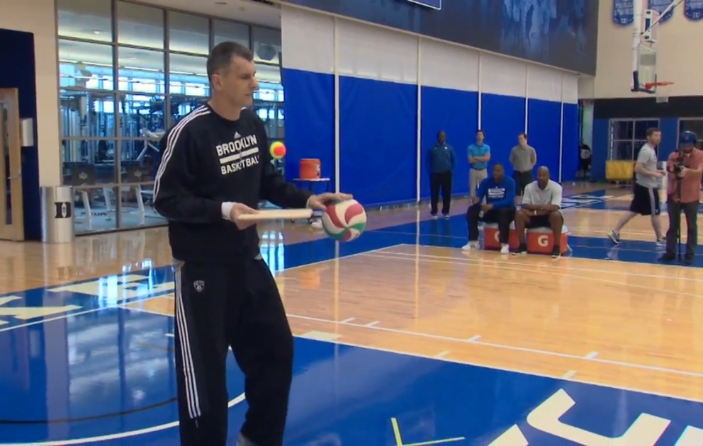 Rusiyalı məşqçinin idman hərəkətlərini NBA basketbolçuları təkrar edə bilmədi