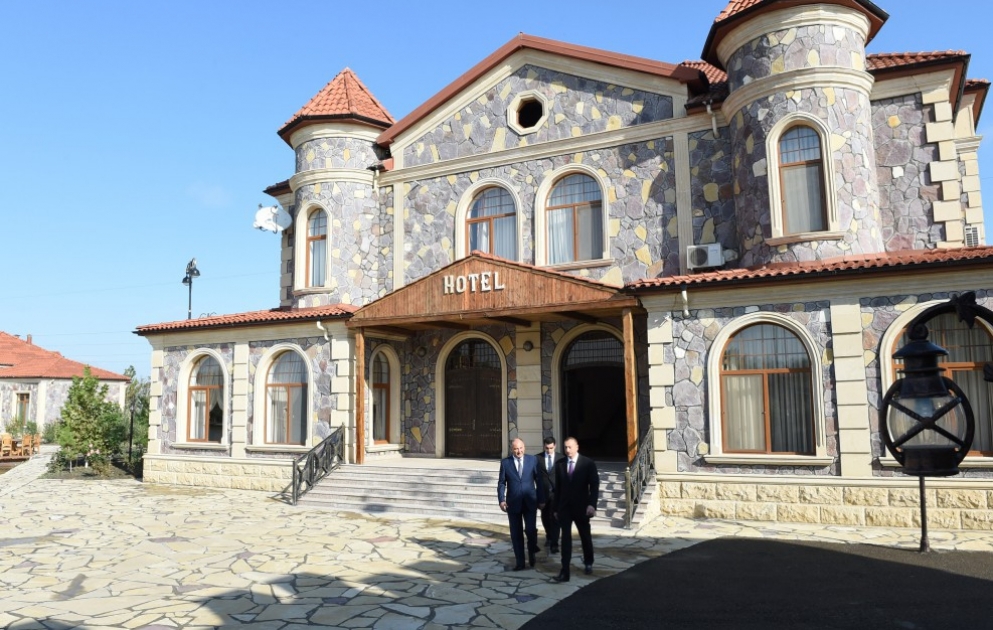 Prezident İlham Əliyev Ucarda “Fermer” yol-istirahət mərkəzində yaradılan şəraitlə tanış olub
