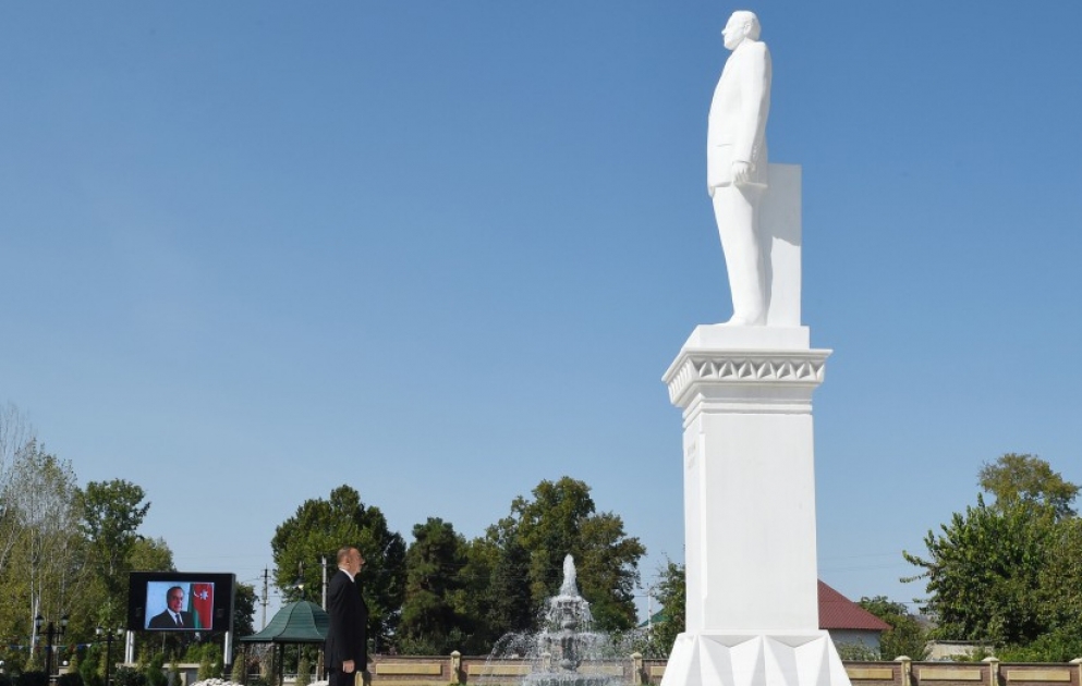 Göyçayda ümummilli lider Heydər Əliyevin abidəsini ziyarət