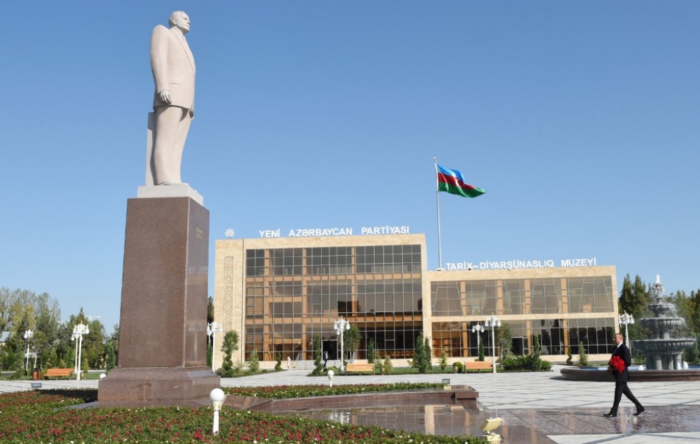 Aserbaidschans Präsident Ilham Aliyev zu einem Besuch im Rayon Ujar eingetroffen