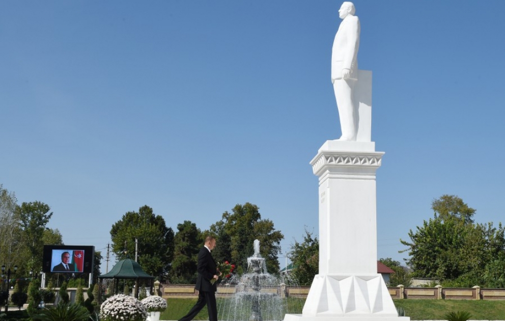 President Ilham Aliyev visited a statue of national leader Heydar Aliyev in Goychay
