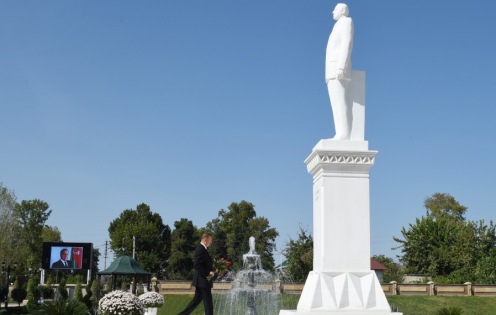 Göytchaï : la visite du monument du leader national Heydar Aliyev