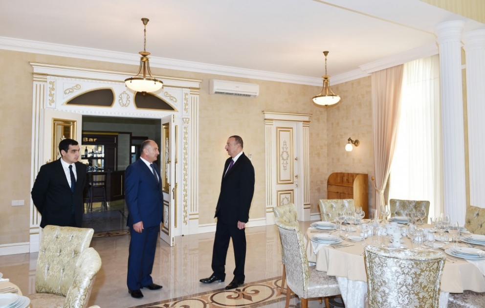 Präsident Ilham Aliyev überprüft im Rayon Ujar ein Erholungszentrum am Straßenrande „Farmer“