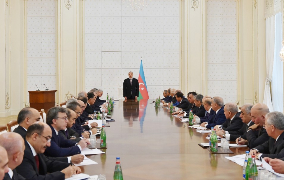 Le Conseil des Ministres tient, sous la présidence du Président Ilham Aliyev, sa réunion consacrée au bilan du développement socio-économique des neuf mois de 2015 et aux tâches à réaliser