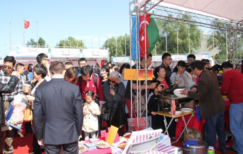 Pekində keçirilən beynəlxalq xeyriyyə yarmarkasında Azərbaycan köşkü