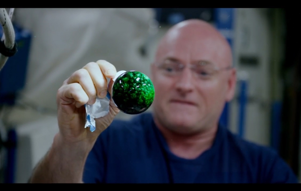 NASA-dan maraqlı eksperiment   Çəkisizlikdə su ilə rənglərin reaksiyası