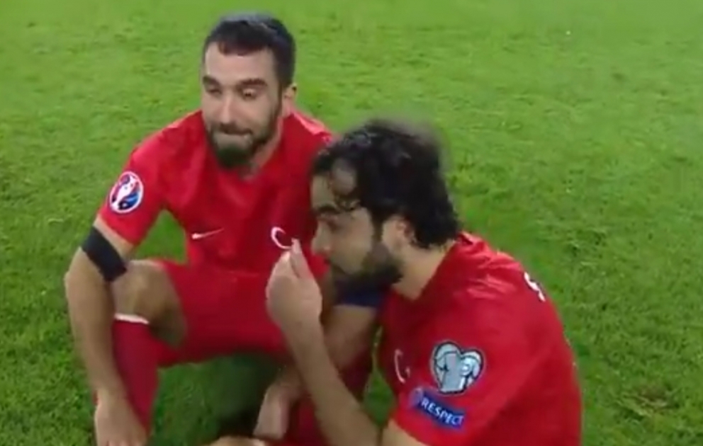 Türkiyə millisinin kapitanı Arda Turan agladı  Bu görüntülər dünya mediasında maraqla qarşılanıb