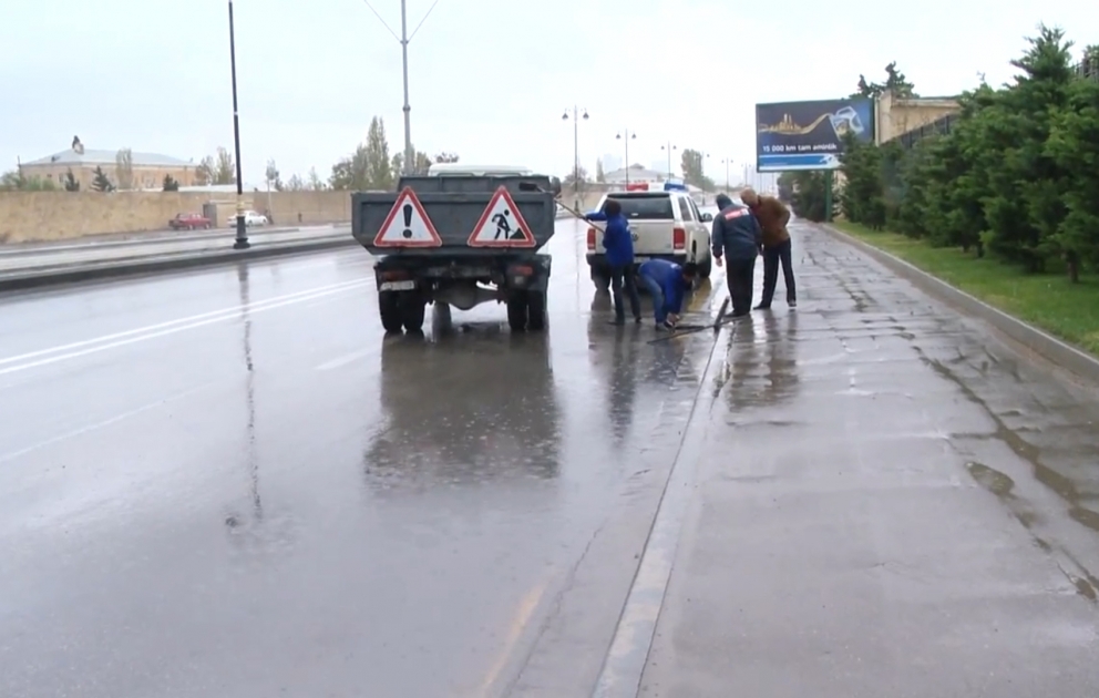 Bakı küçələrində yağış-kanalizasiya quyuları təmizlənir