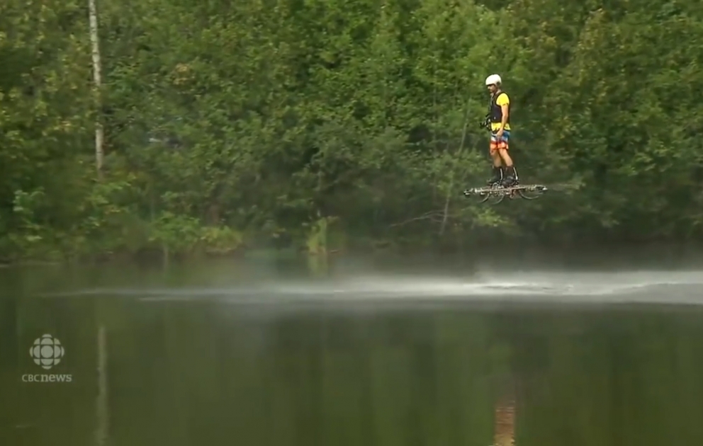 Un inventeur canadien bat le record du monde sur un «hoverboard»​