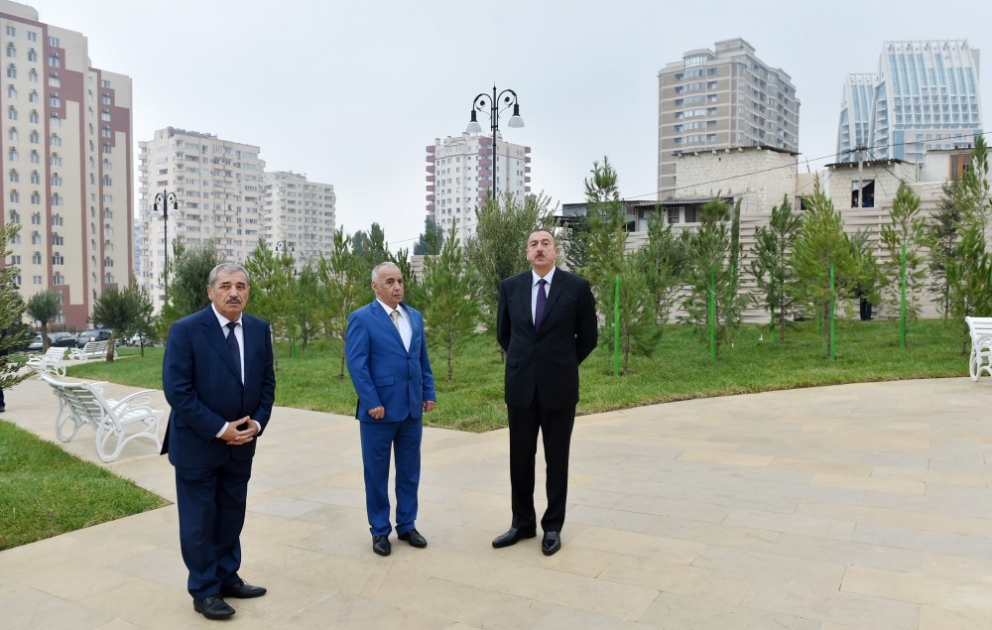 Präsident Ilham Aliyev weiht in Baku neu angelegte Straßen und Parks ein
