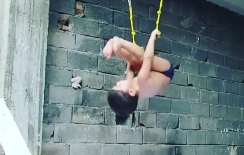 Un gymnaste de deux ans