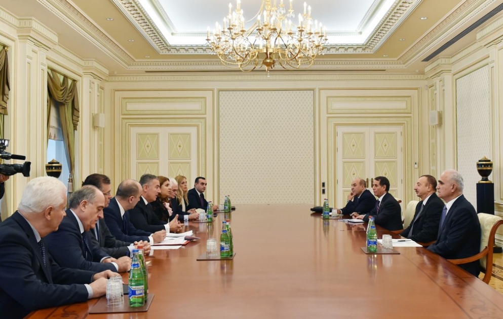 Präsident Ilham Aliyev hat eine Delegation um den montenegrinischen Premier empfangen