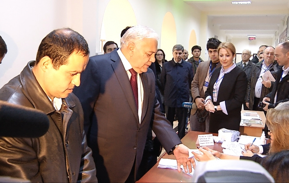 Oqtay Əsədov səsvermə hüququndan istifadə edib